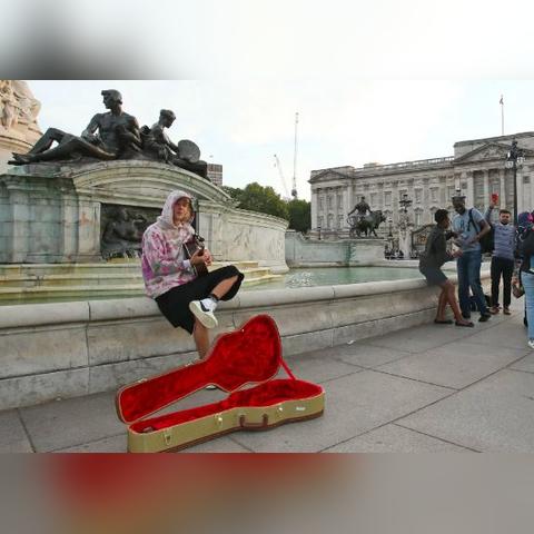 贾斯汀比伯现女友是谁？玩家视角拆解明星恋爱里的游戏思维