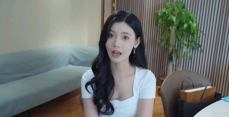 浩浩妈新片曝光！胸前纹身魅力不减，时尚元素吸睛瞩目