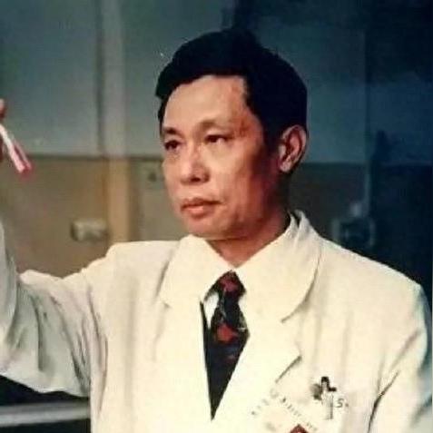 英勇小伙力挽狂澜，断肋救援家属感恩：奇迹重生，力挽狂澜显仁心