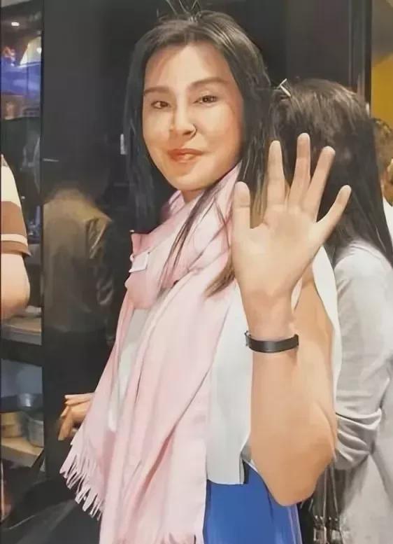 抖音首秀王祖贤58岁惊艳亮相，80万点赞见证新潮流传奇