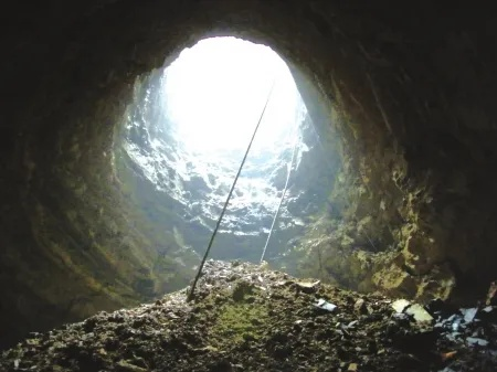 塌陷天坑年久未修复 居民苦等臭气熏天解救