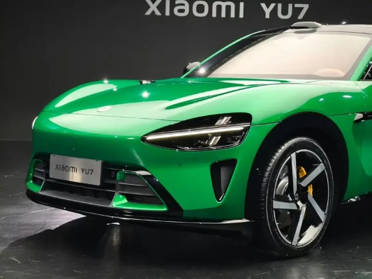 小米YU7车模惊艳亮相，宝石绿新春大礼震撼揭晓！