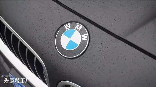 宝马新Logo首发:哑光黑环焕新登场,引领高端车界潮流 宝马新Logo首发:哑光黑环焕新登场,引领高端车界潮流