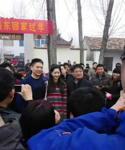刘强东父母光明村过年,母亲儿媳同款大衣展朴实家风 刘强东父母光明村过年,母亲儿媳同款大衣展朴实家风
