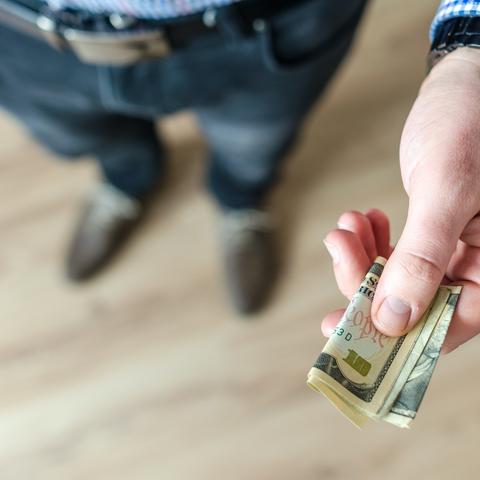 女子18万遗产充值游戏，客服回应协商新解法