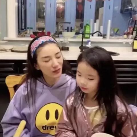 48岁黄奕素颜亮相晚会，无妆状态引发热议，展现真实魅力