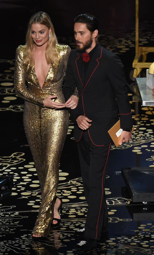 玛格特·罗比亮相《呼啸山庄》红毯，皮质短裙演绎神秘诡异风采