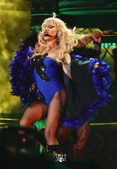 英国女星“绵羊姐”台上惊曝：裤子失禁仍坚持演出，敬业精神令人敬佩