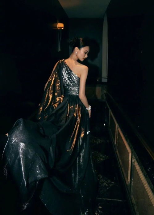 查莉·XCX亮相《呼啸山庄》首映,礼服惊艳全球瞩目风采独领 查莉·XCX亮相《呼啸山庄》首映,礼服惊艳全球瞩目风采独领