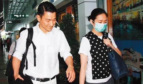 太疯狂！刘德华粉丝朱丽蒨出行惊现“车底藏身”奇观