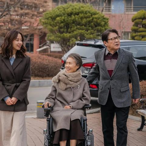 金钟国妻子身份首曝：相识多年的妹妹引关注