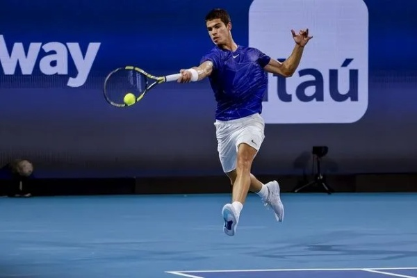 网球高手养成记：为明星对决苦练技艺，迈向巅峰之路