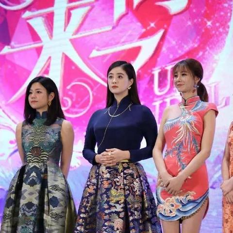 时尚秀场模特换装瞬间，英语老师教学新视角揭秘