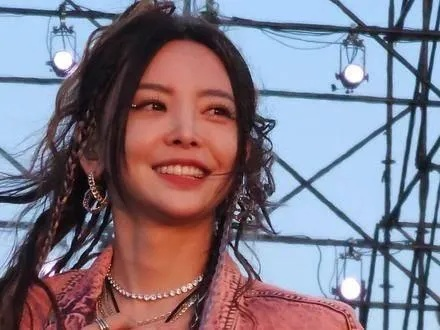 晕倒现场直击！于文文演唱会急救新视角