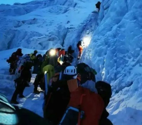 珠峰拥堵现场堪比旅游排大队？游戏里的‘登顶焦虑’早给你演过了！