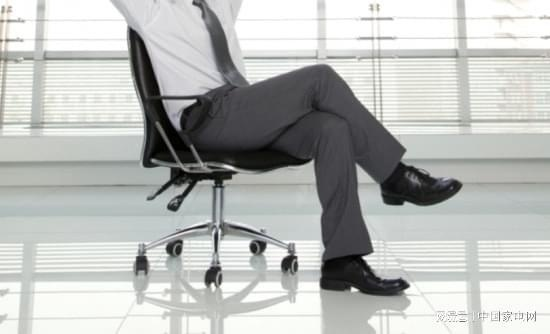 二郎腿恶习高中生常见，跷腿习惯暗藏健康危机