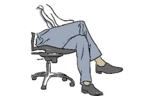 二郎腿恶习高中生常见，跷腿习惯暗藏健康危机