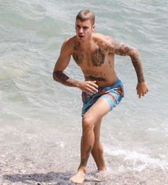 贾斯丁比伯大胆纹身腹肌秀，莱美舞台惊艳造型新突破