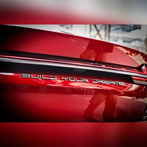 奔驰S级车灯革新:5万颗LED照亮605米,照明范围扩40%,引领夜行安全新高度 奔驰S级车灯革新:5万颗LED照亮605米,照明范围扩40%,引领夜行安全新高度