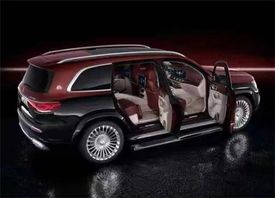 黄仁勋换驾迈巴赫GLS 600，双拼色霸气轮毂显尊贵