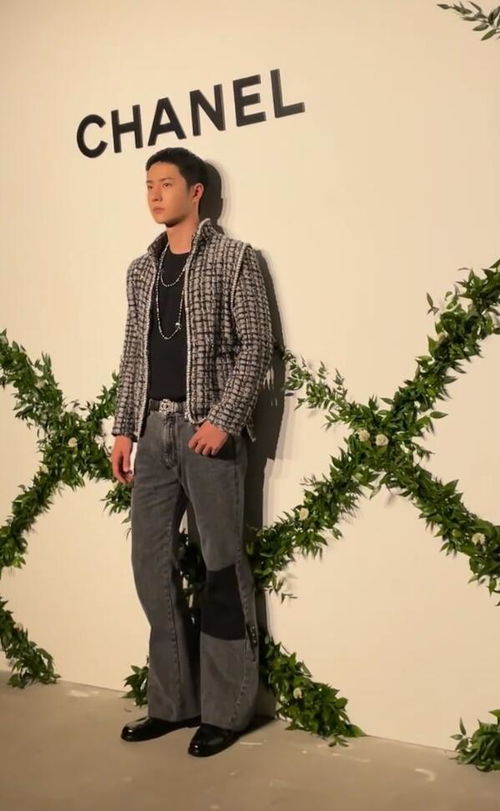 中年服饰新风尚：雷军直播带货，劳保鞋下身材曼妙引关注