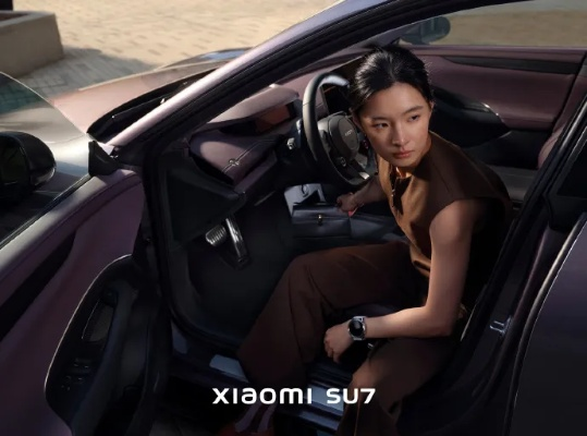 小米SU7流金粉新车亮相，女车主圈粉狂潮再升级！