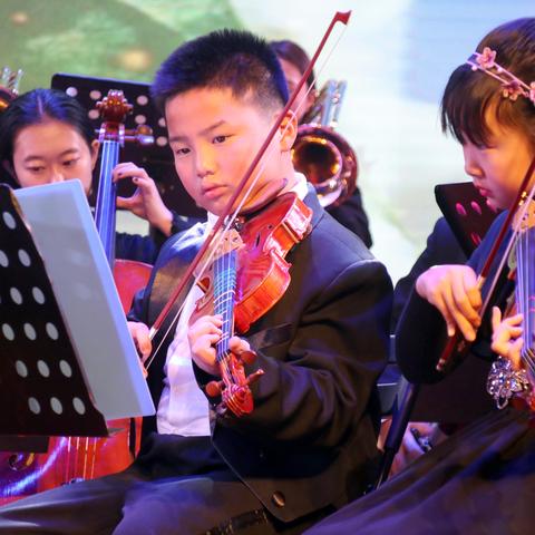 汉服迎新引热议，广州白云机场员工穿越风潮席卷全网