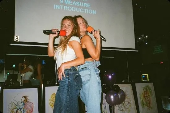 悉尼妹大胆宣言:独立约会,滑板车见证新潮流 悉尼妹大胆宣言:独立约会,滑板车见证新潮流