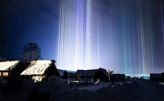 圣彼得堡夜空奇观：神秘光柱现象，科学探索新篇章