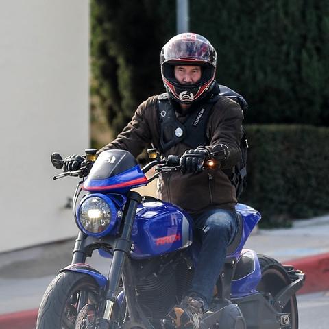 基努·里维斯短发新形象首曝，颠覆经典演绎新价值震撼来袭