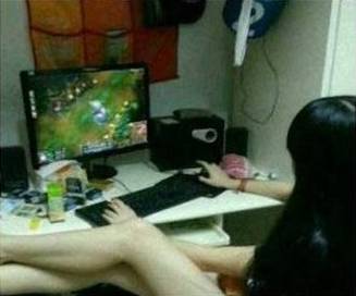 游戏里的一字马女生凭什么成了玩家「反复刷的隐藏爽点」? 游戏里的一字马女生凭什么成了玩家「反复刷的隐藏爽点」?