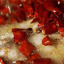 锦鲤跳缸悲剧变佳肴,老板含泪打造酸菜鱼新宠 锦鲤跳缸悲剧变佳肴,老板含泪打造酸菜鱼新宠