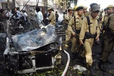 印度老哥咬电池意外爆炸,揭秘电池安全新隐患 印度老哥咬电池意外爆炸,揭秘电池安全新隐患