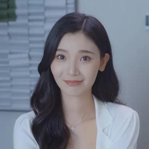 王星辰“浩浩妈”新视频！纯欲风吊带裙演绎时尚新风尚