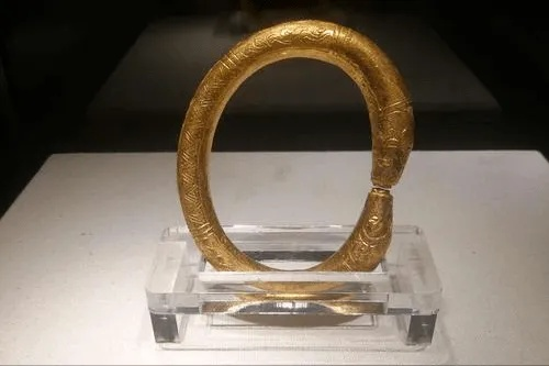 韩国网友捡到价值50万金手镯，375克重宝无人认领可自留珍藏