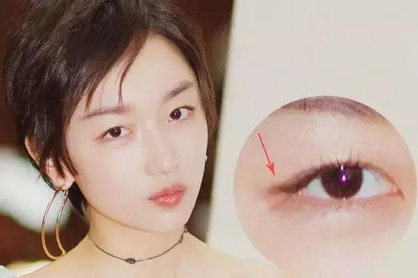 周冬雨眼眸放大揭秘:认真贴假睫毛成就新风采 周冬雨眼眸放大揭秘:认真贴假睫毛成就新风采