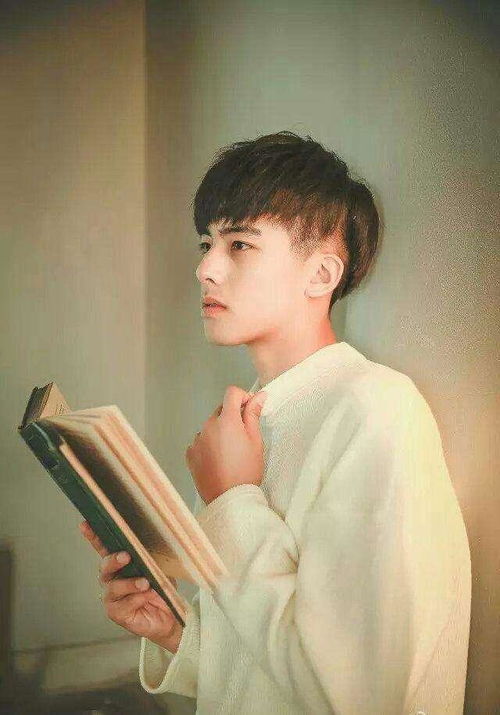 上围傲人必备！男生囧图新解：手臂造型秘籍大公开