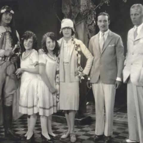 连体姐妹花爆红网络,私生活揭秘吸粉30万,新视角解读人生 连体姐妹花爆红网络,私生活揭秘吸粉30万,新视角解读人生