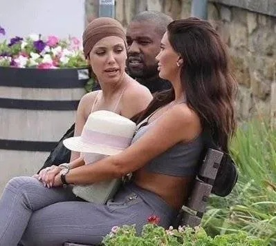 户外不雅事件引发热议，侃爷妻子怒斥：耻辱至极！