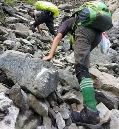 徒步1400公里减肥奇旅：父亲泪目见证儿子蜕变之路