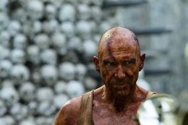 泥脸惊悚揭幕：R级肉体恐怖新篇章