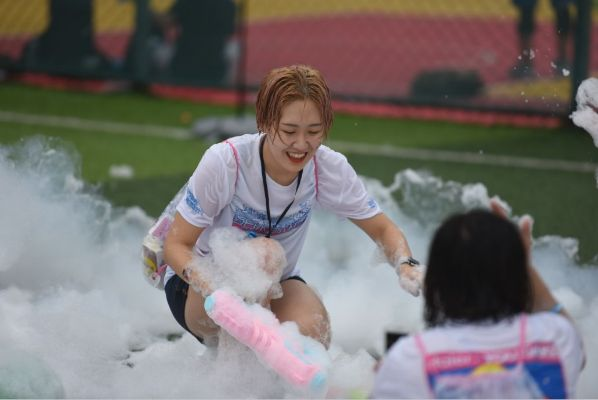 湿身瞬间！带派拍照姿势揭秘，解锁夏日新潮流