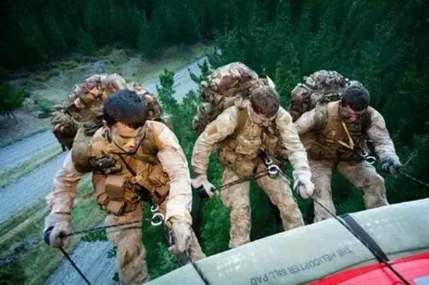 退伍老兵独闯荒野，斩杀线求生新篇章震撼开启