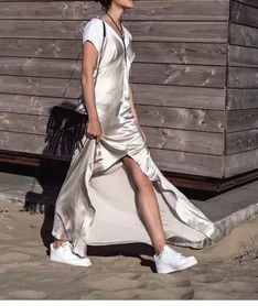 悉尼妹内衣大片惊艳亮相，不穿上衣鞋履独特风格演绎时尚新风尚