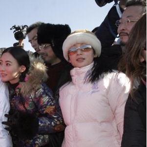 张柏芝亲子照引百万点赞，明星同款拍照姿势全拆解