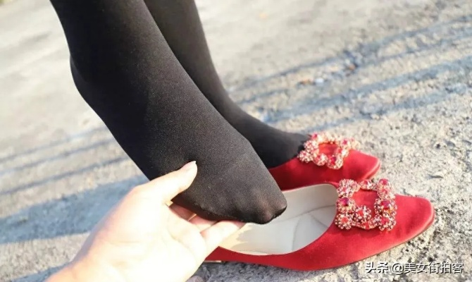 黑丝裸足一字排，揭秘浑圆白菜诱人秘境