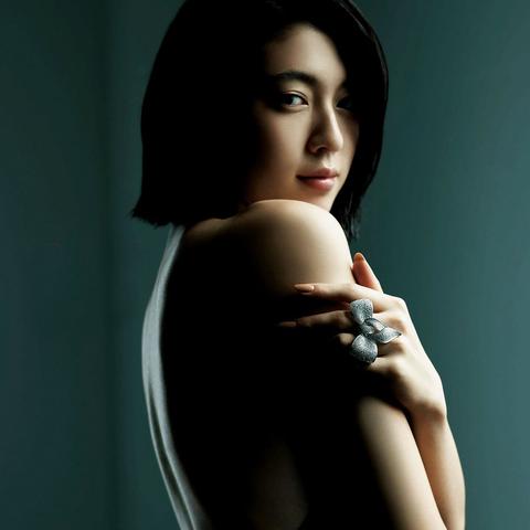 河北彩花美照揭秘：身材绝美，眼神迷人如星辰