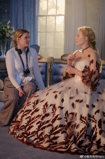 玛格特·罗比主演《呼啸山庄》卧室布景大揭秘，再现经典浪漫风情