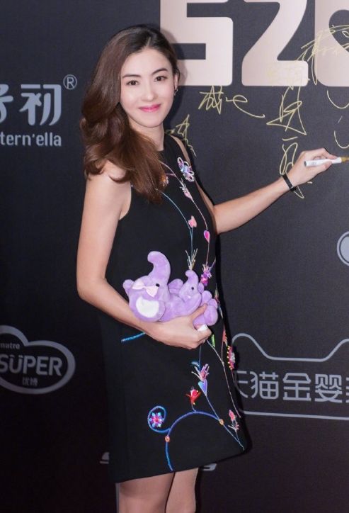 32岁少女感爆棚！三上悠亚情人节美照惊艳亮相