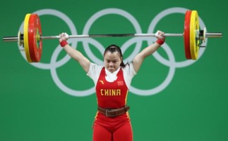 无视中国队员!裁判怒判犯规,揭秘球场争议瞬间 无视中国队员!裁判怒判犯规,揭秘球场争议瞬间